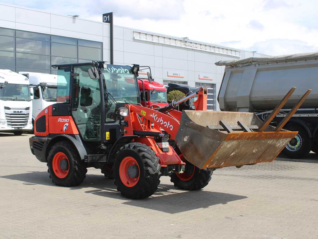 Kolesový nakladač KUBOTA R090 vrátane príslušenstva