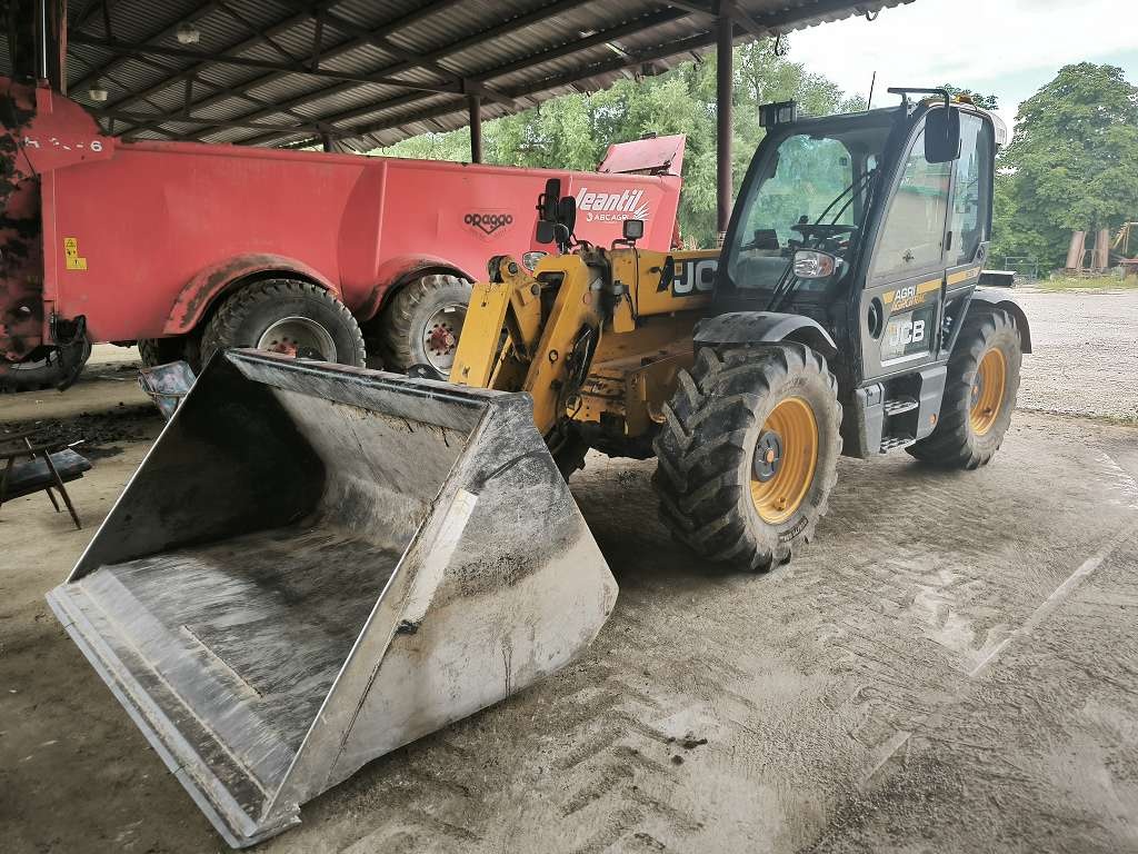 Teleskopický nakladač JCB 532-70 AGRI TL4