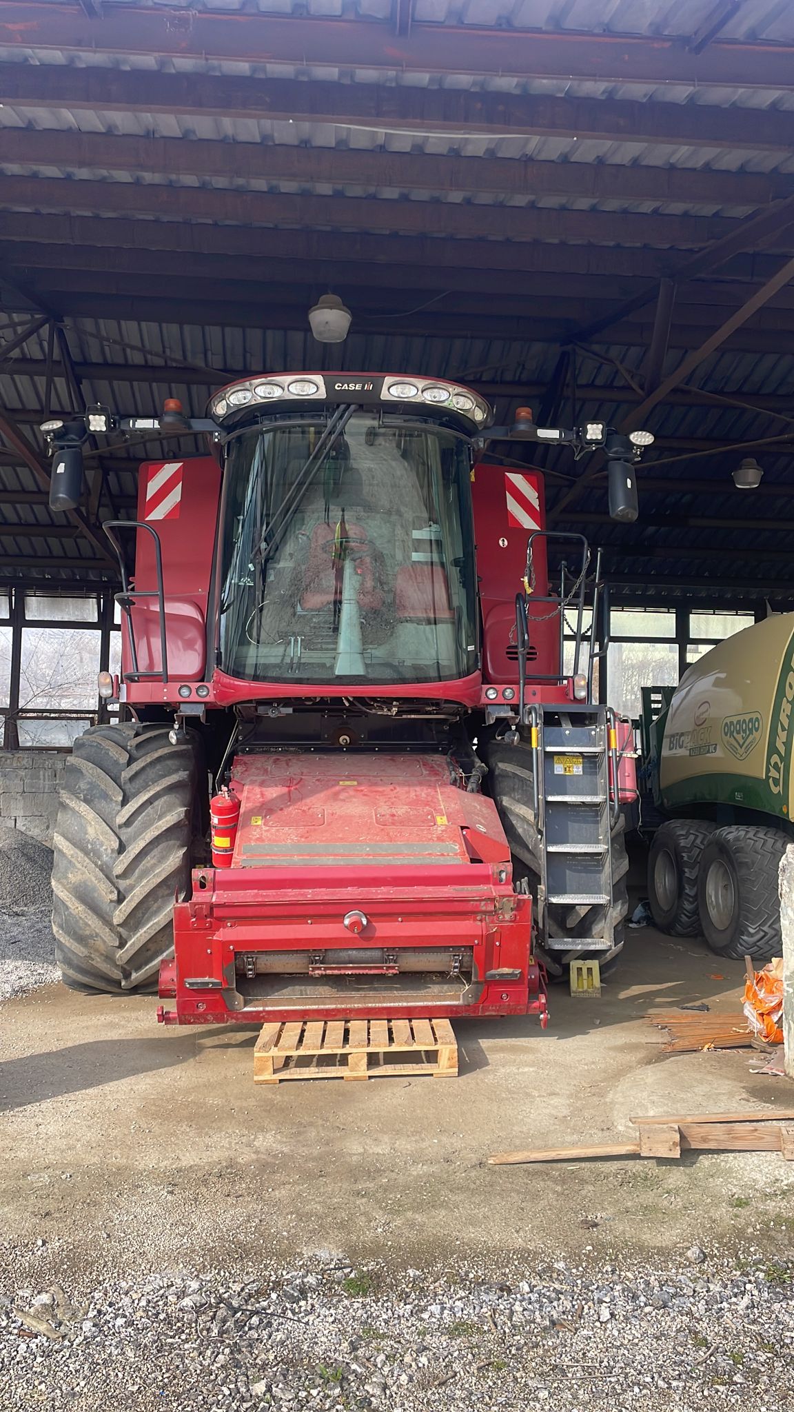 Kombajn CASE IH AXIAL FLOW 8250 vč. žacie lišty MacDon FD130 - 9,1 m