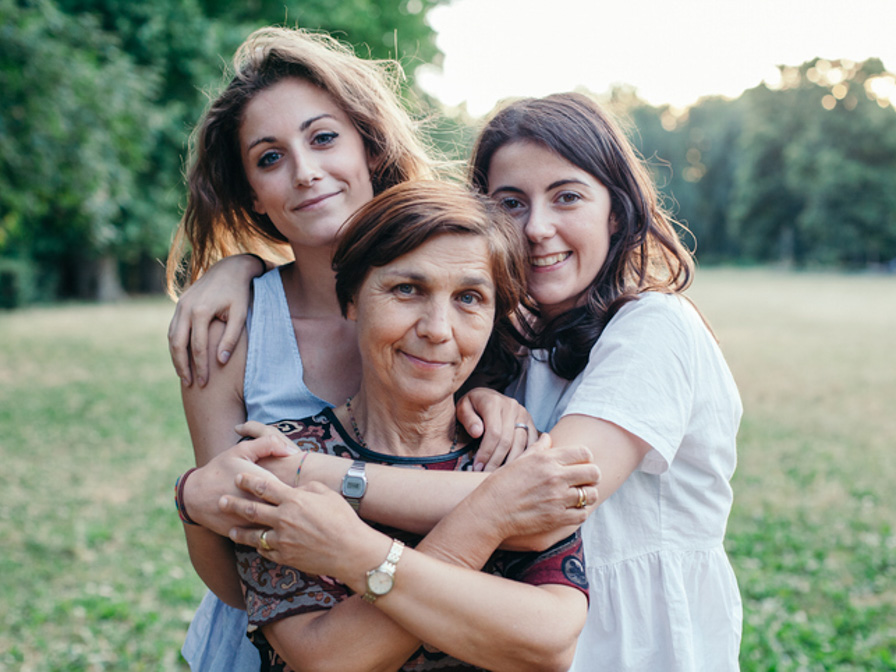 Fotografie žen v objetí